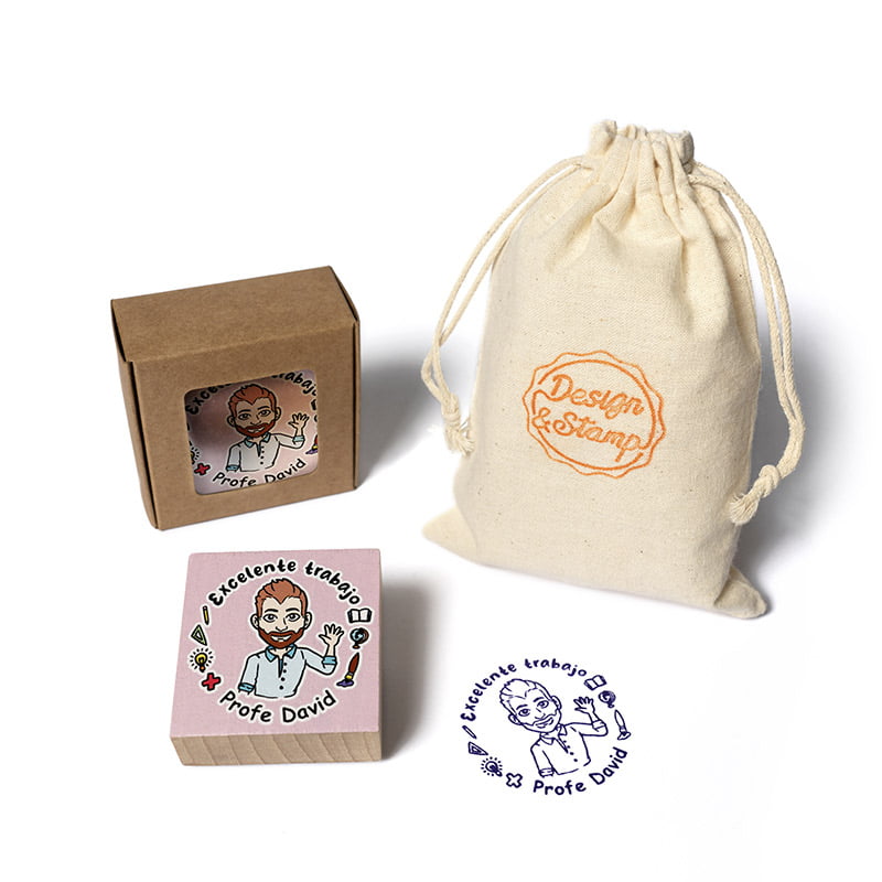 Escolar 1 - Sello manual redondo Ø 45 mm con montura de madera cuadrada 50×50 impresión Rolan y bolsita porta sello.