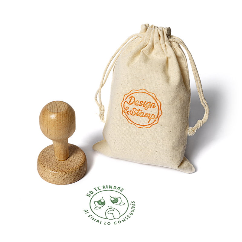 Escolar 1 - Sello manual redondo Ø 45 mm con montura de madera y bolsita porta sello.