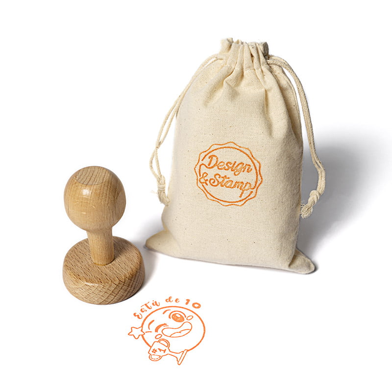 Escolar 1 - Sello manual redondo Ø 45 mm con montura de madera y bolsita porta sello.