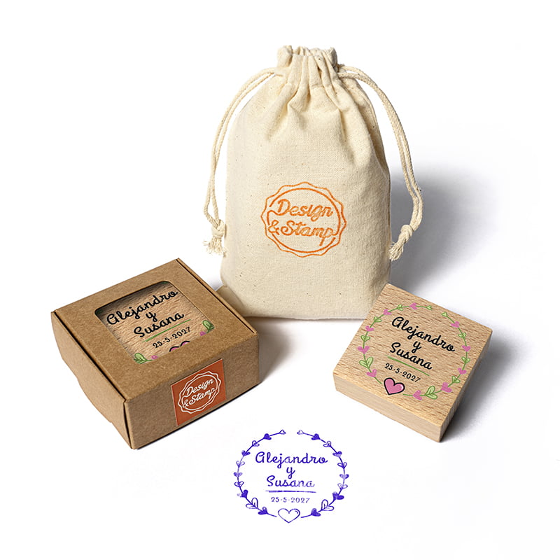 Eventos 1 – Sello manual redondo Ø 45 mm con montura de madera cuadrada 50×50 impresión Rolan y bolsita porta sello.