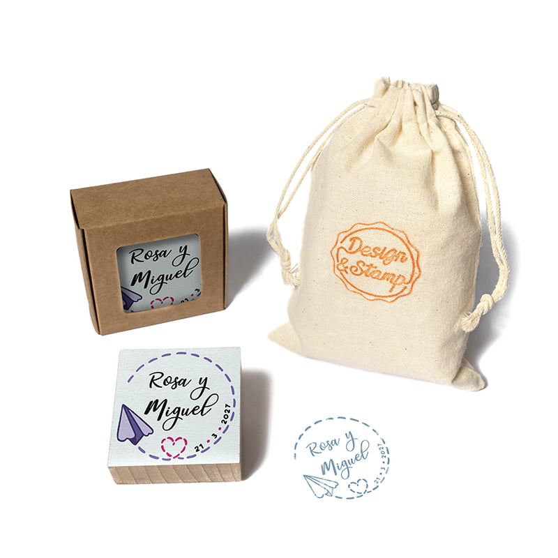 Eventos 1 – Sello manual redondo Ø 45 mm con montura de madera cuadrada 50×50 impresión Rolan y bolsita porta sello.