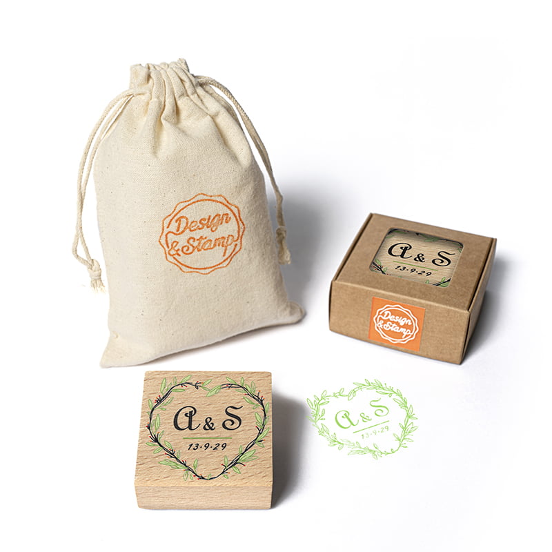 Eventos 1 – Sello manual redondo Ø 45 mm con montura de madera cuadrada 50×50 impresión Rolan y bolsita porta sello.