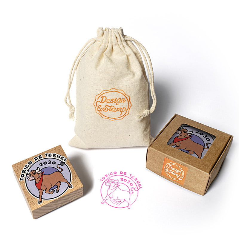 Eventos 1 – Sello manual redondo Ø 45 mm con montura de madera cuadrada 50×50 impresión Rolan y bolsita porta sello.