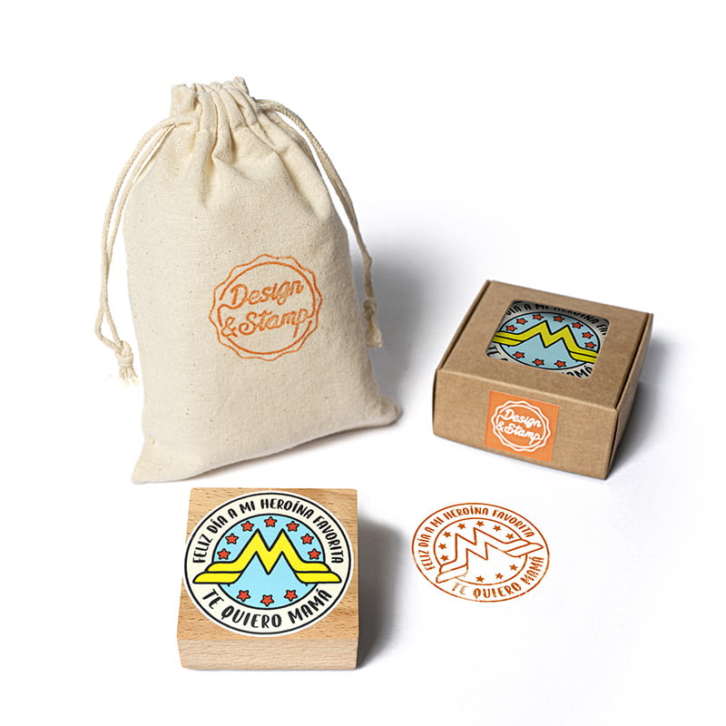 Eventos 1 – Sello manual redondo Ø 45 mm con montura de madera cuadrada 50×50 impresión Rolan y bolsita porta sello.
