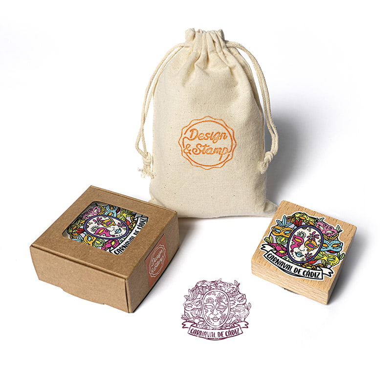 Eventos 1 – Sello manual redondo Ø 45 mm con montura de madera cuadrada 50×50 impresión Rolan y bolsita porta sello.