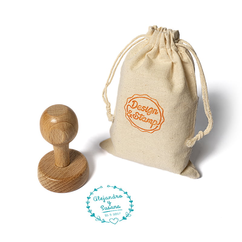Eventos 1 - Sello manual redondo Ø 45 mm con montura de madera y bolsita porta sello.