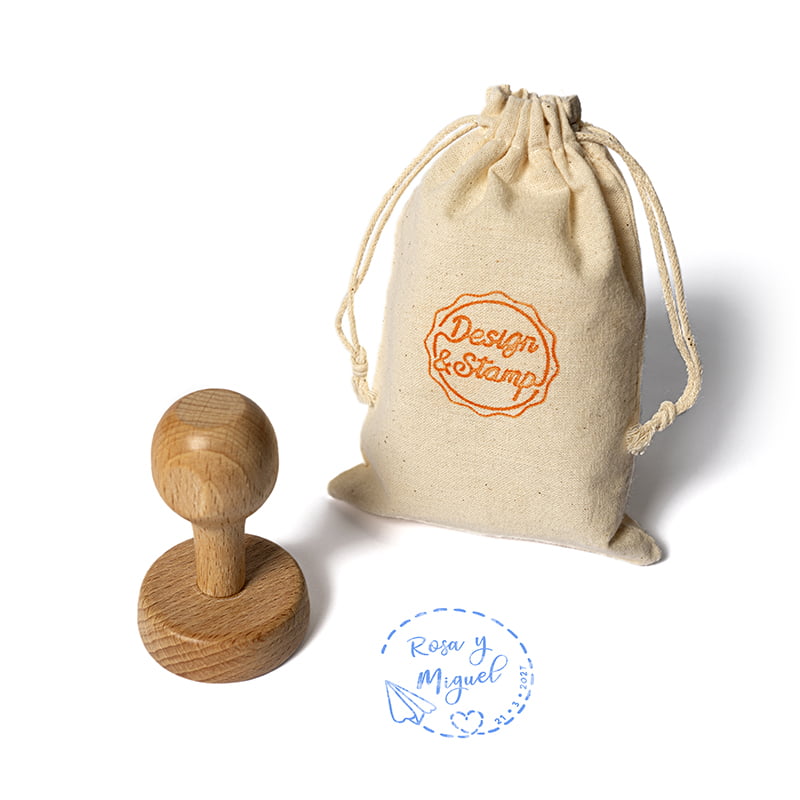 Eventos 1 - Sello manual redondo Ø 45 mm con montura de madera y bolsita porta sello.