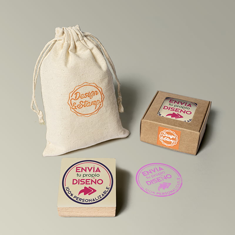 Eventos 1 – Sello manual redondo Ø 45 mm con montura de madera cuadrada 50×50 impresión Rolan y bolsita porta sello.